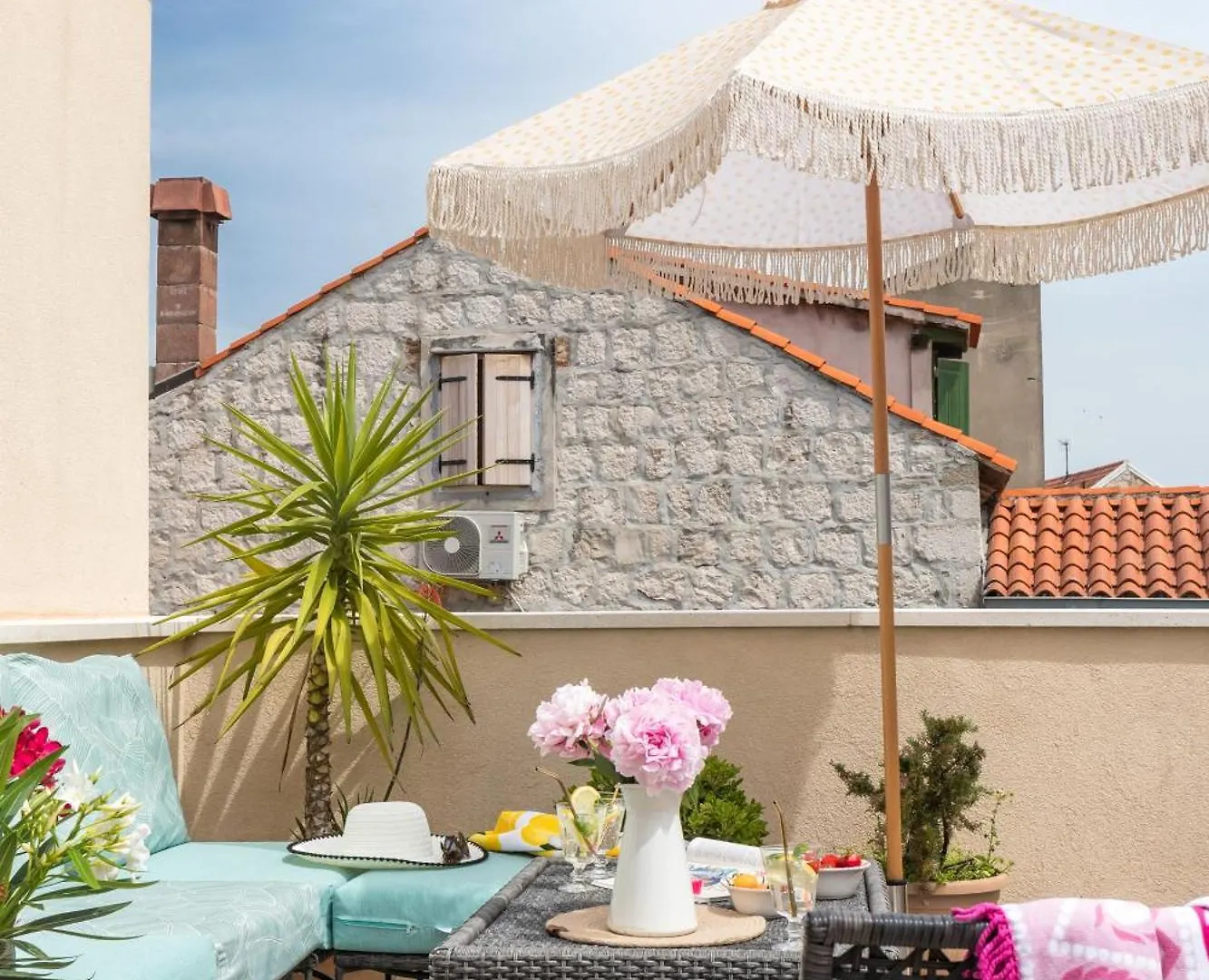 Eclectic Duplex With Sundeck Terrace Apartment Split