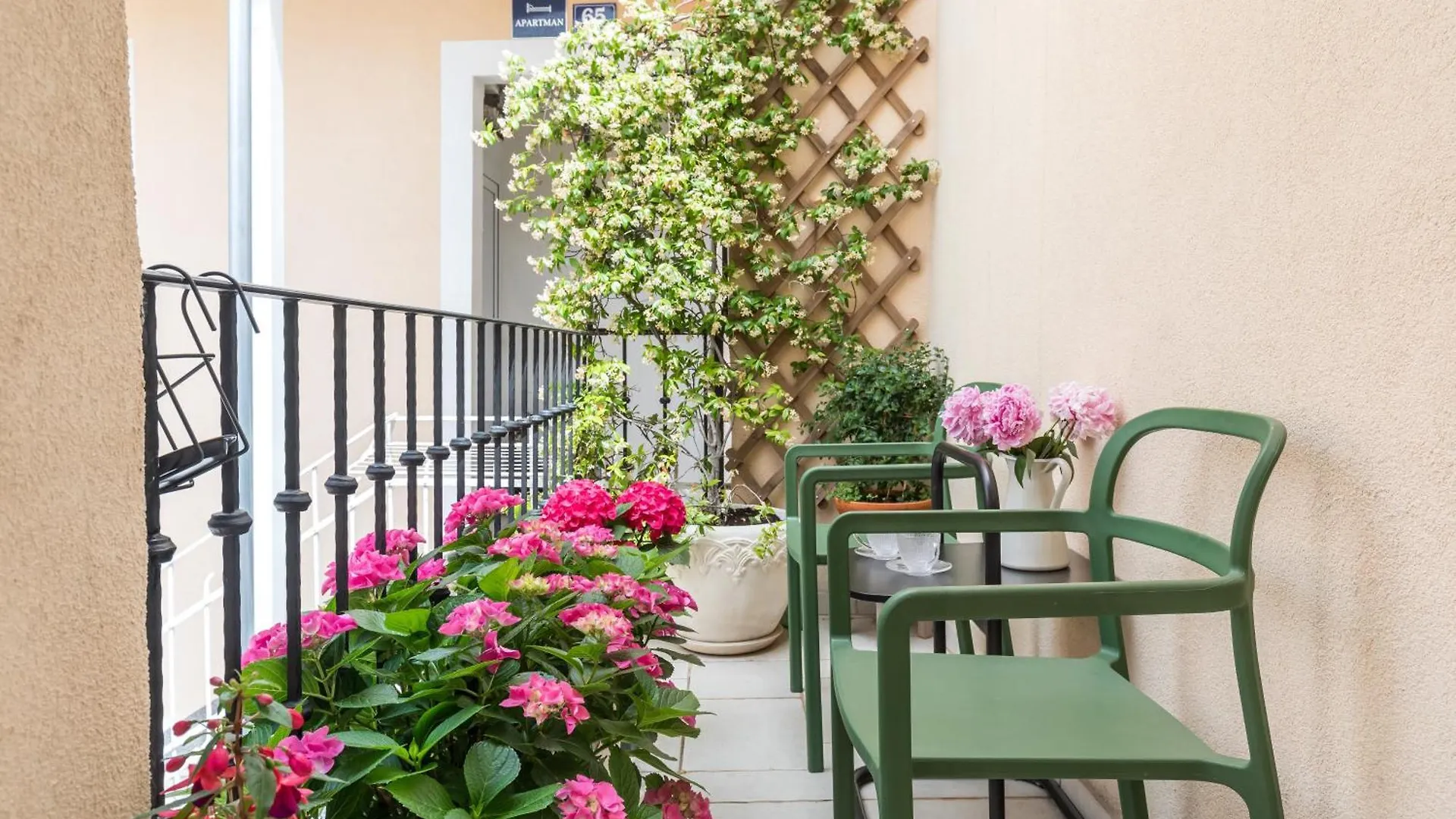 Eclectic Duplex With Sundeck Terrace Apartment Split