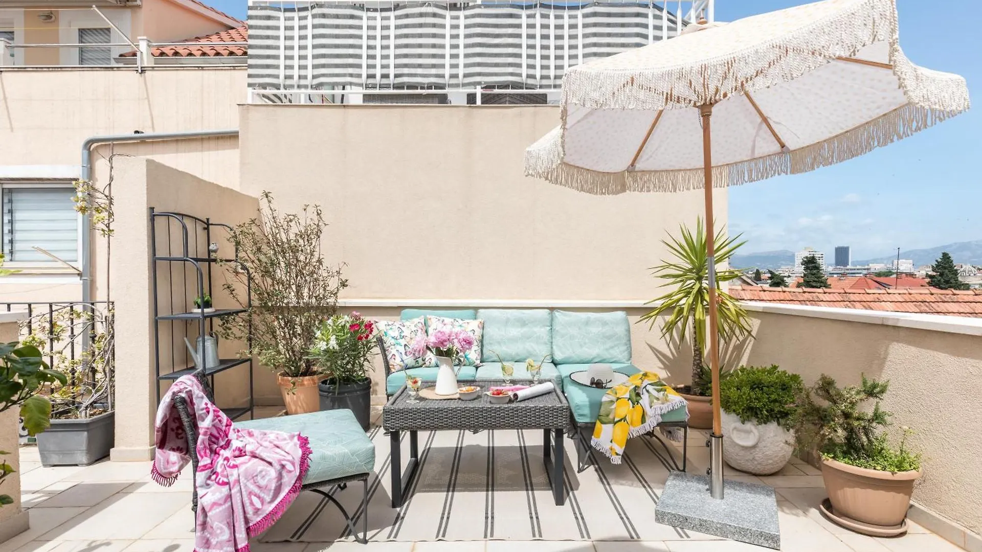 Eclectic Duplex With Sundeck Terrace Apartment Split