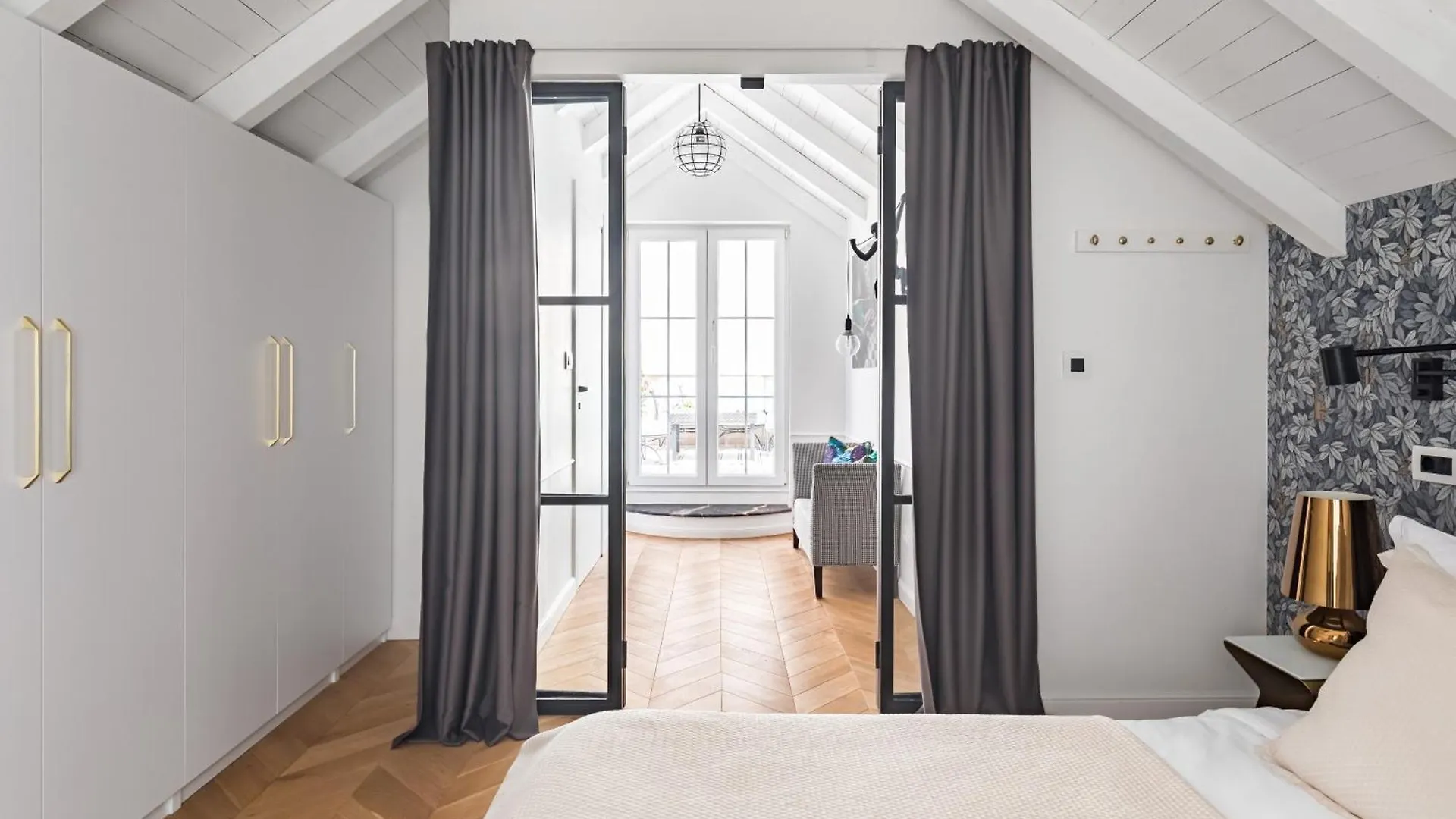 Eclectic Duplex With Sundeck Terrace Apartment Split